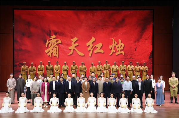 我校大型原创黄梅戏《霜天红烛》走进皖西学院_fororder_05